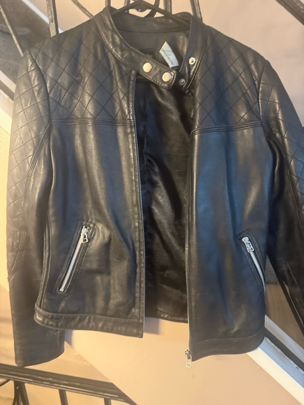 Black leather, moda jacket vintage women’s. Medium petite.